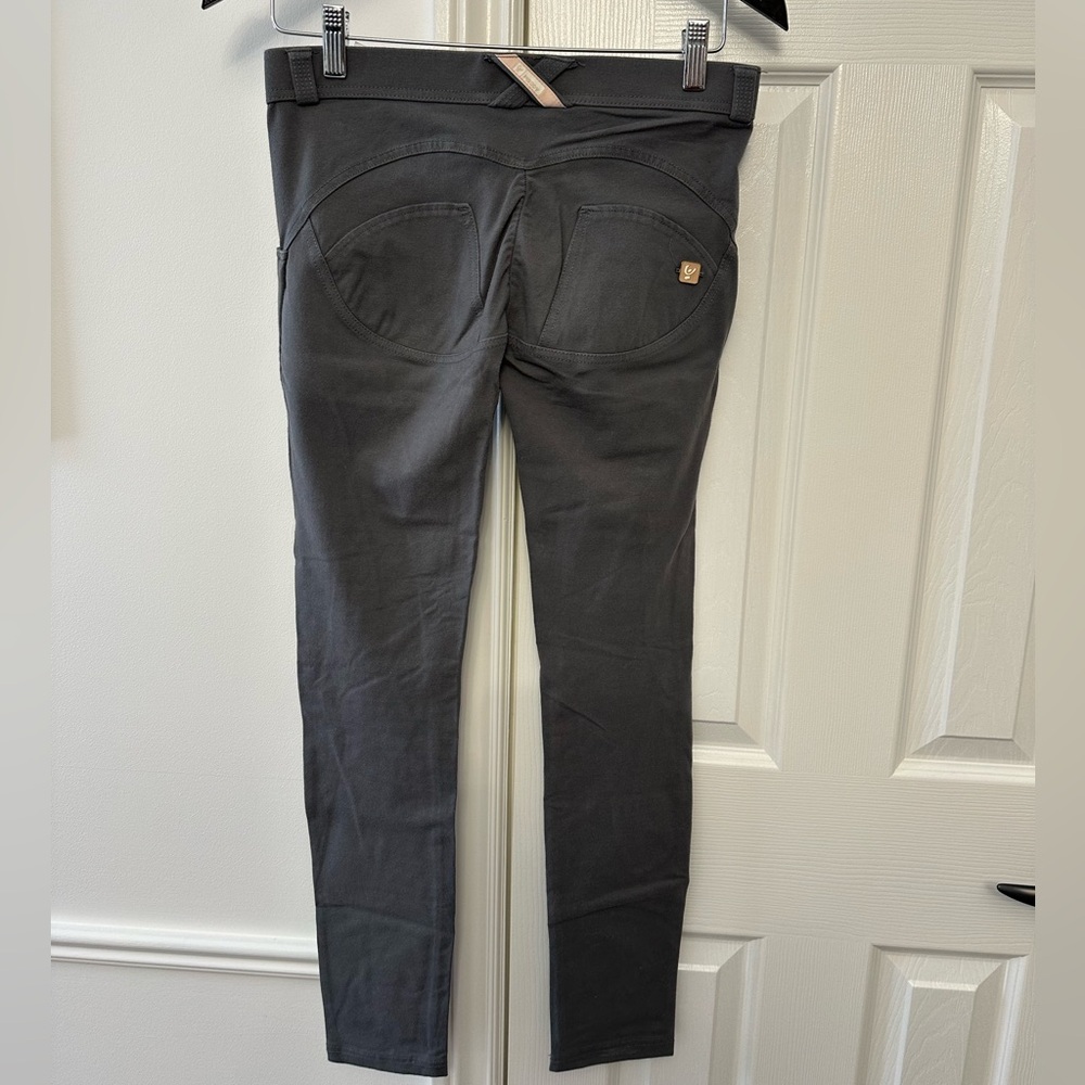 Grey Freddy by Livify classic rise skinny pants
Size XS
